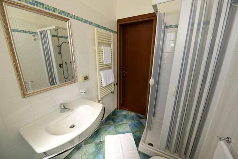 Albergo La Locanda Degli Apolidi Атена-Лукана Экстерьер фото